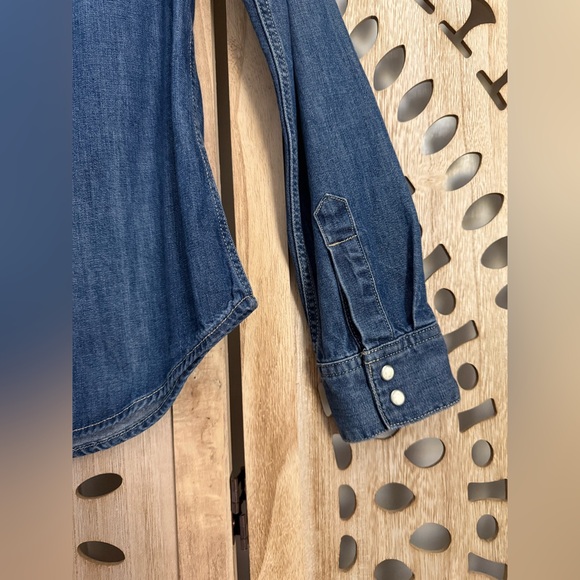 Levi’s Western Embroidered Denim Shirt “million miles away” - Picture 3 of 8